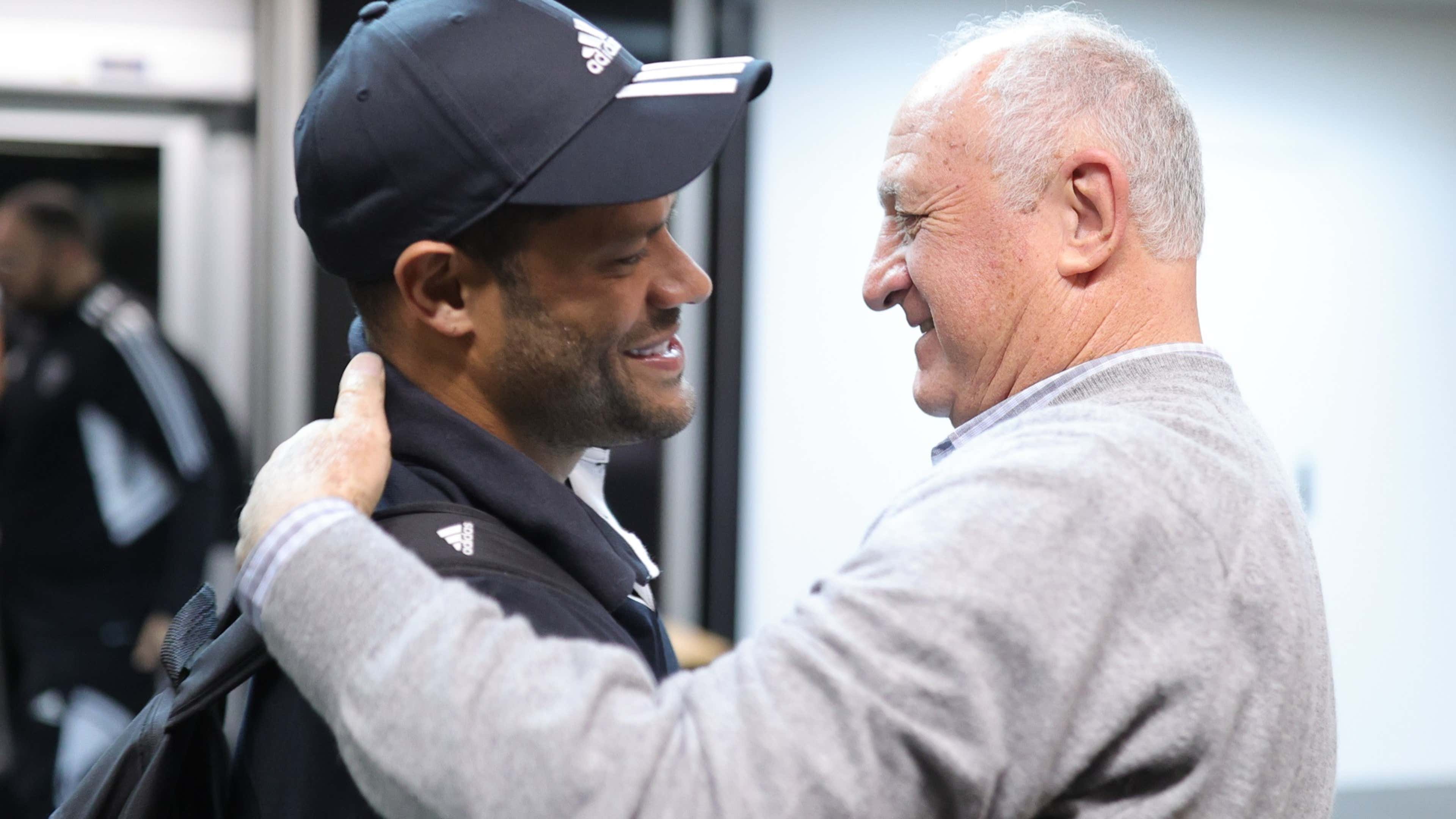 Hulk e Scolari se abraçam, em reencontro no Atlético-MG na temporada 2023