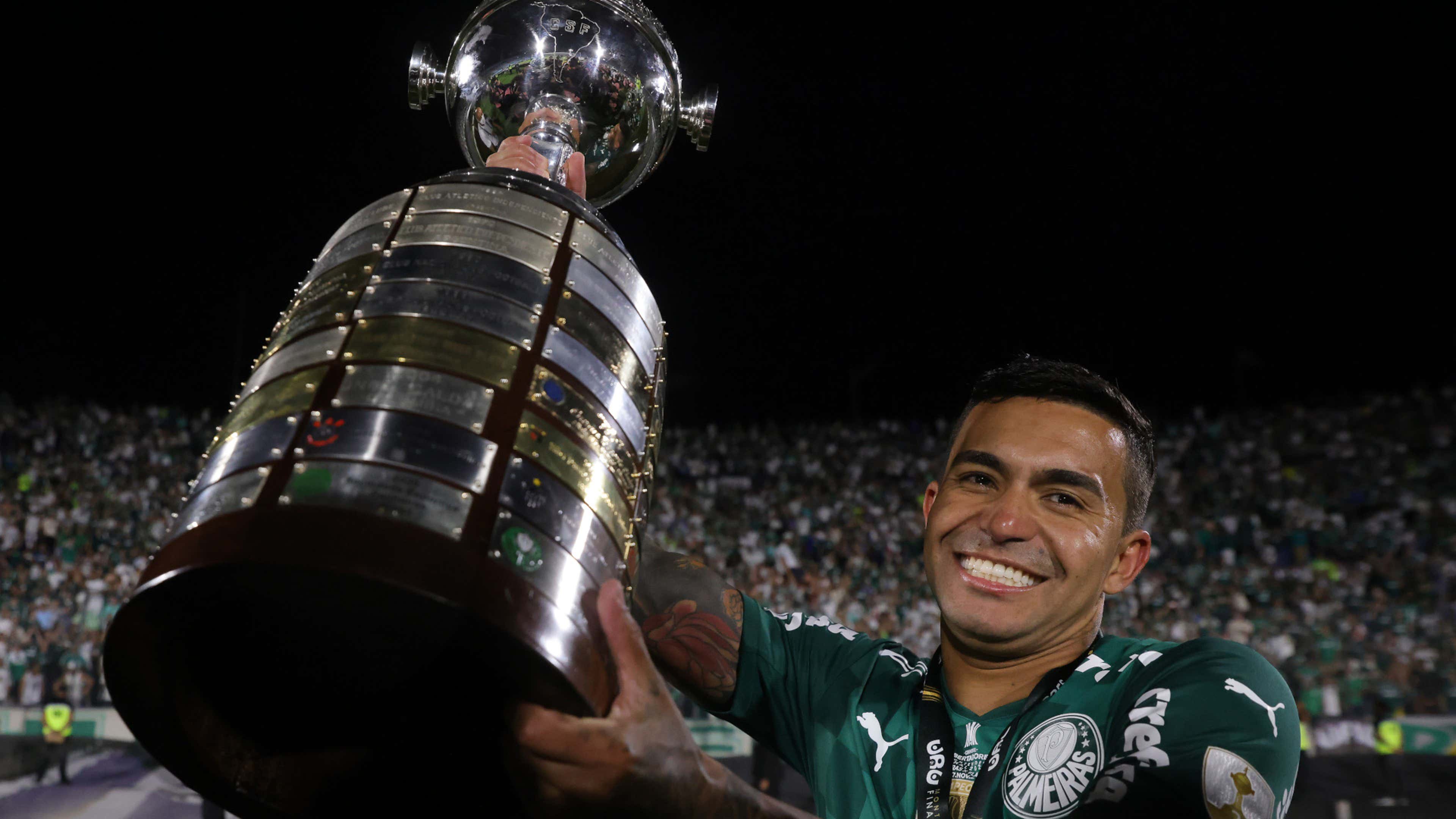 Dudu com a taça, Palmeiras campeão da Libertadores 2021